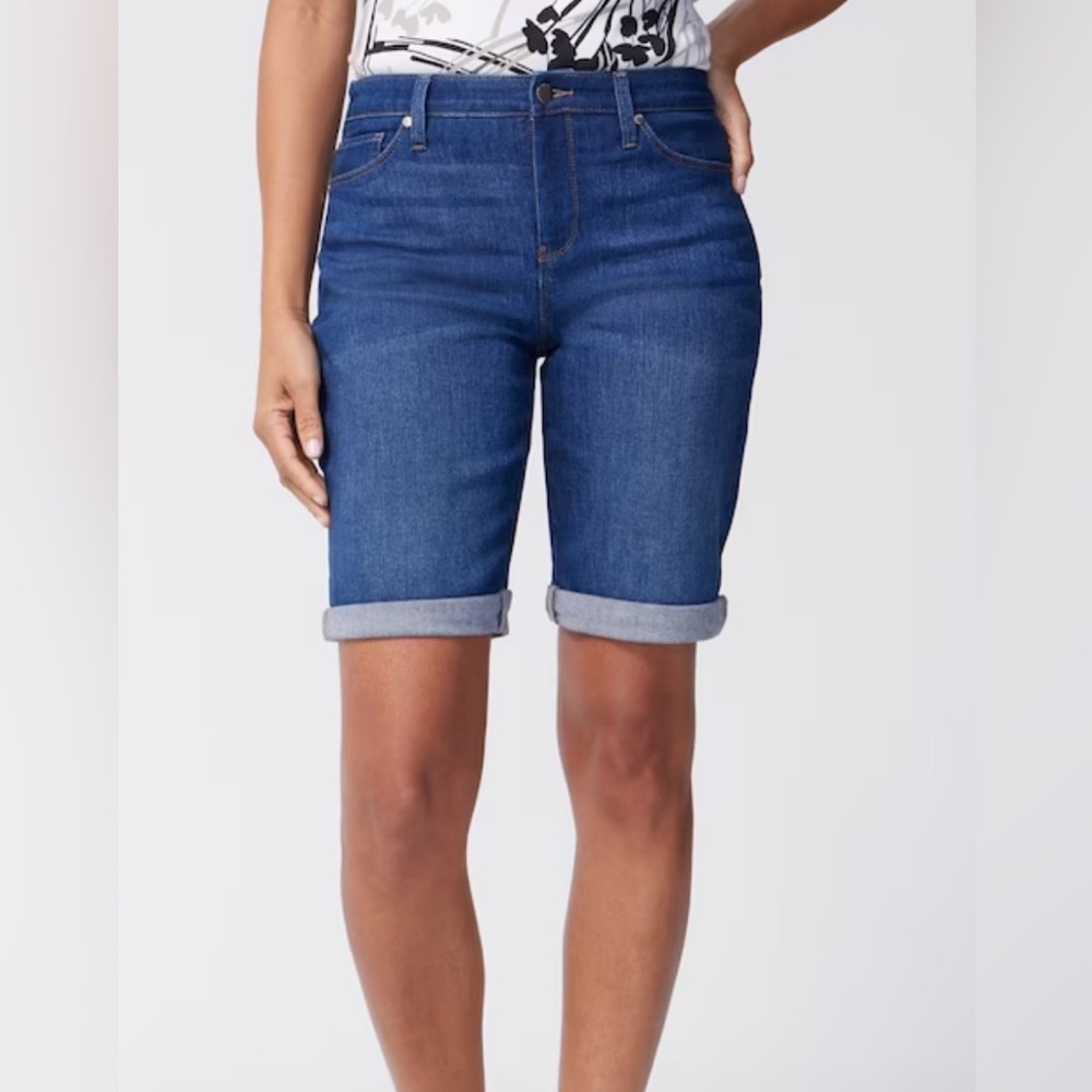 NWT CHICOS SO SLIMMING GIRLFRIEND SHORTS DENIM CASUAL SHORTS SIZE 4 MOM SHORTS